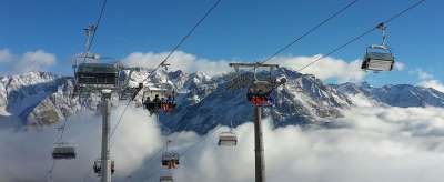 阿尔卑斯山 滑雪场 缆车 滑雪 滑雪运动 娱乐体育 冬季运动 山