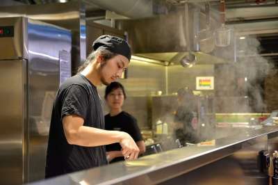 厨师 服务 拉面 食物 请享用 可口 面条 介绍 盘子 吃