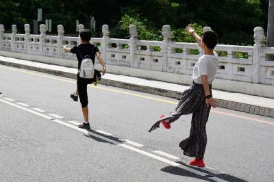 走 路 旅行 青少年 生活方式 街道 步行 人们 户外的
