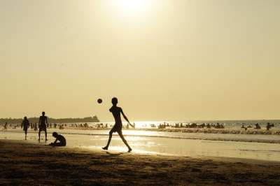 孩子们 玩 海滩 足球 行动 逆光 日落