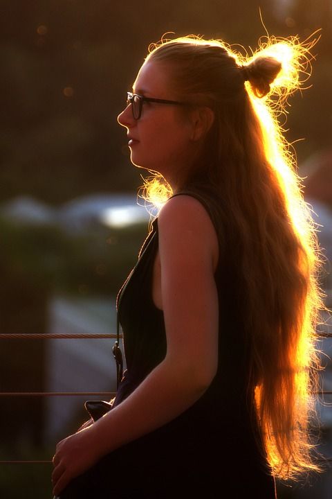 女孩 女士 日落 头发 太阳 户外 肖像