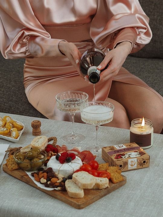 起司 奶酪拼盘 食物 葡萄酒 盘子 香槟酒 女士 喝 一顿饭