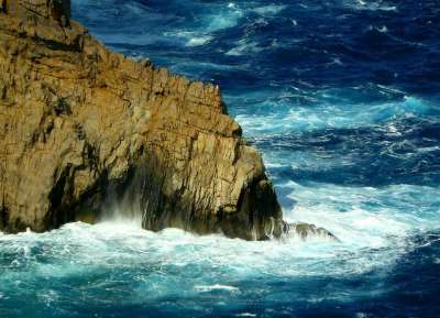 岩石 海岸 喷 冲浪 海 岩层 夏天 波浪 水 湖 水域