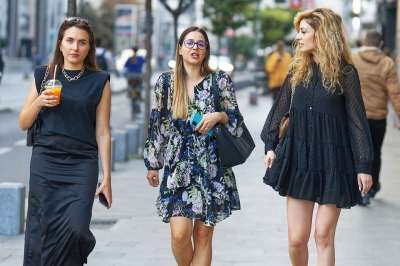 女性 时尚 步行 街道 户外 长廊 松弛 周末 城市的