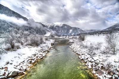 河 奥地利 冬天 人类发展报告 寒冷的 雪 山 云 岩石 反射