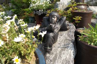 男孩 花园 儿童 花 幸福 雕像 户外的