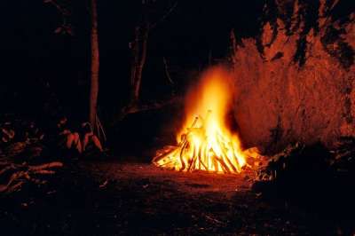 火 夜晚 岩石 仪式 研讨会 荒野 冒险 汗水小屋仪式 烧伤