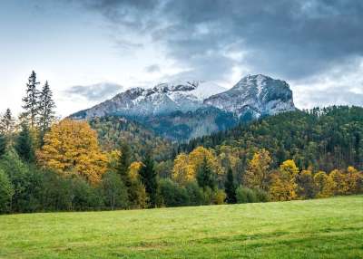 山 Belanské Tatry 岩石 天空 云 秋天 树木 草地