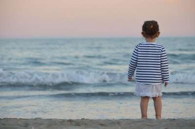 孩子 女孩 背部 海浪 海 海洋 海滩 沙 天空 冒险 旅行