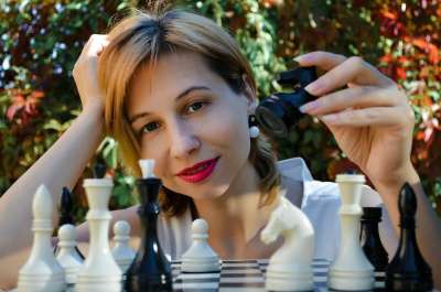 女士 闲暇 棋盘游戏 棋 棋子 姿势 美丽的 漂亮 白种人