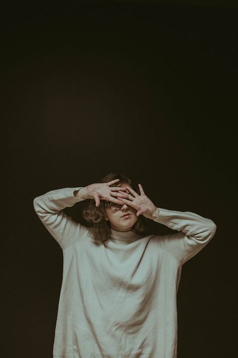 人们 女士 肖像 手 摄影 运动衫 眼镜