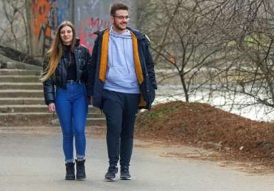人们 夫妻 步行 朋友们 快乐的 女孩 男孩 一起 胡同 公园