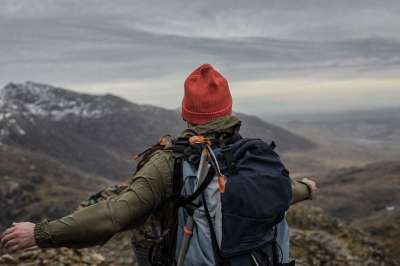人们 男人 引擎盖 夹克 登山家 旅行 冒险 远足 跋涉 山