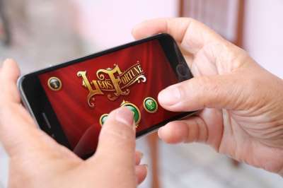 玩 游戏 苹果手机 女孩 乐趣