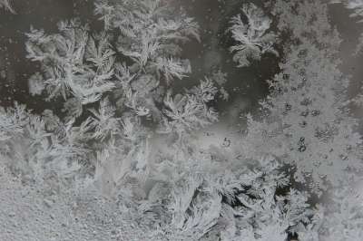 冰 冻结 玻璃 玻璃 冬天 雪 薄片 灰色玻璃 灰色雪