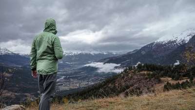 山 景观 谷 草 原野 丘陵 悬崖 镇 村庄 灰色的 云