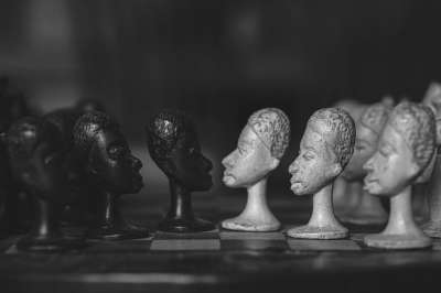 象棋 棋盘上的棋子 农民 白色的 黑色的 棋盘 国际象棋游戏 玩