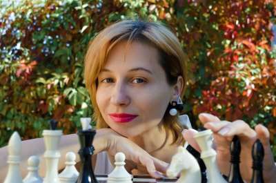 女士 闲暇 棋盘游戏 棋 棋子 姿势 美丽的 漂亮 白种人