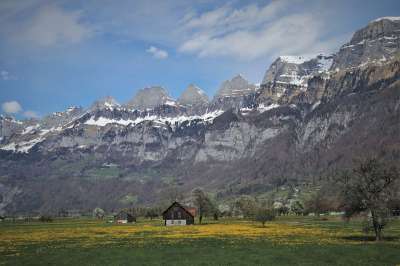 最高额 房屋在山上 牧歌 山 全景图 阿尔卑斯山 春天 视图 高