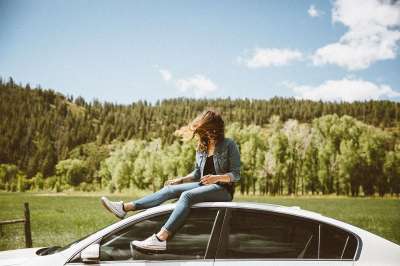 车 草 自然 户外 人 路 天空 旅行 树木 车辆 女士
