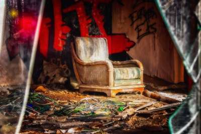 椅子 家具 坐 老的 红色的 放松 衰变 安静的 丢失的地方