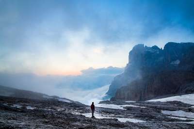 自然 景观 山 云 天空 旅行 冒险 跋涉 蓝色的 人们