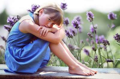 人 人的 女性 女孩 金发 银行 花草甸 花园 自然 在思考中