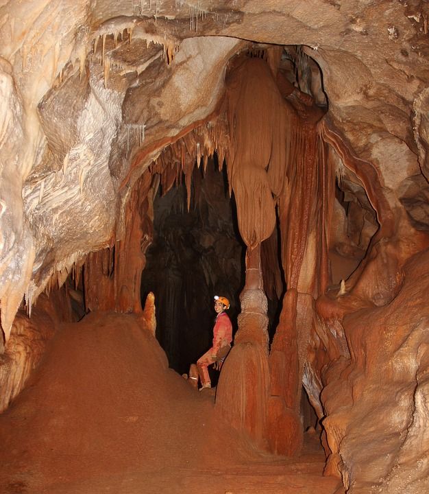 坑洼 结石 女探洞者 洞穴 山 体育 攀爬