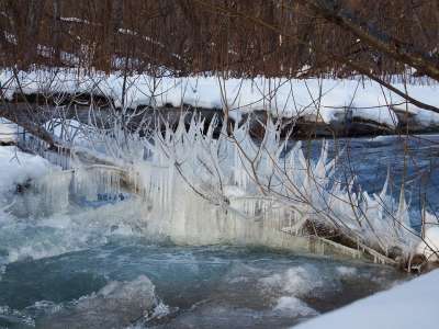 冬季 雪 弗罗斯特 霜 冰 寒冷的 雪堆 冰柱 那不勒斯 河
