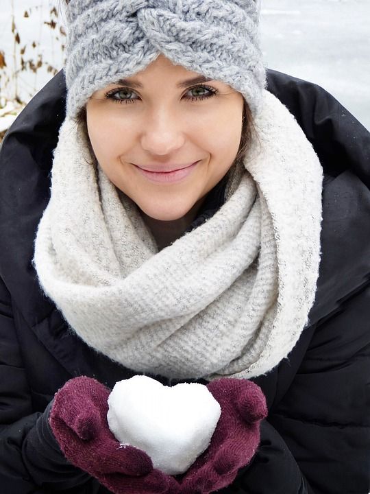 女士 冬天 美丽 女孩 微笑 雪 滚雪球 围巾 头带 寒冷的