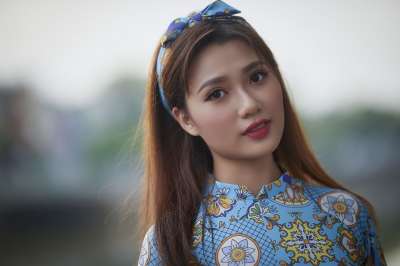 女性 奥黛 时尚 女孩 年轻 模型 姿势 风格 户外的 肖像