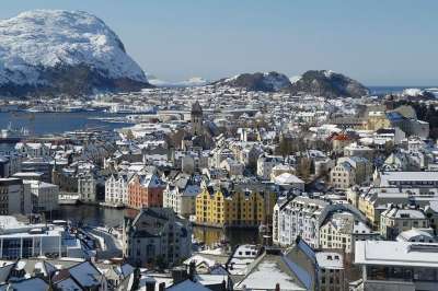挪威 奥勒松 Hurtigruten 城市景观 冬天 雪 外表