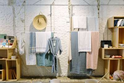 内部的 设计 墙 衣服 家具 架子