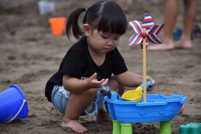 孩子 玩具 孩子们 婴儿 童年 快乐的 播放 玩耍 乐趣 玩