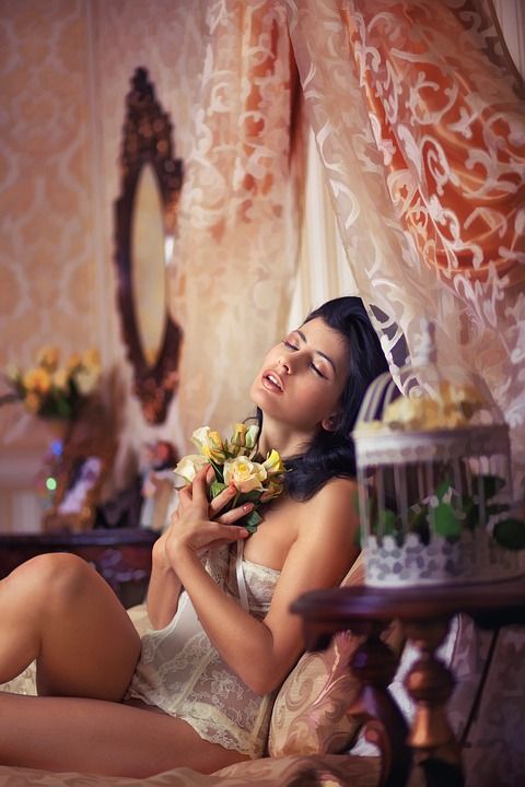 女士 吸引人的 置 花朵 脸 模型 肖像 时尚 化妆品 头发