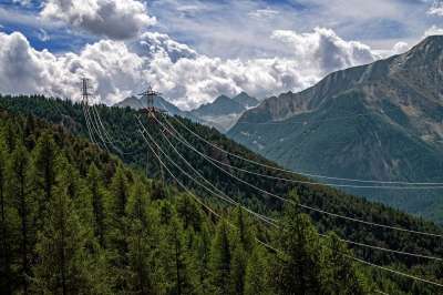 电力线路 电源线 力量 山 树木 电力电缆 高压电缆 电线杆