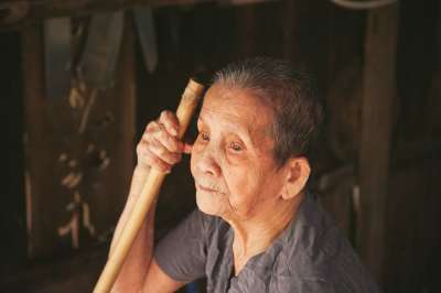 祖父母 老年 母亲 家庭 祖母 奶奶 思维 看着 肖像 美丽