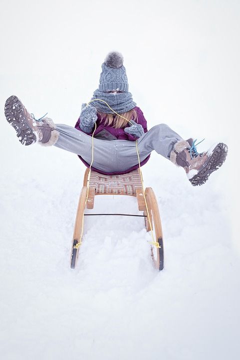 人 人的 孩子 女孩 雪橇 帽 冬天 雪 白色的 移动
