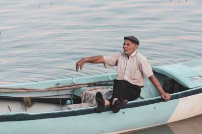 老男人 划艇 乐趣 老年人 步行 海滩 人们 海 快乐的 海边