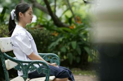女孩 亚洲人 坐着 长椅 公园 泰国 亚洲 放松 冷静的