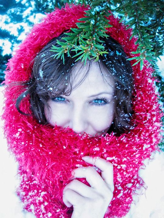 红衣女子 在雪里 降雪 槲寄生 女士 女性 年轻 肖像 吸引人的