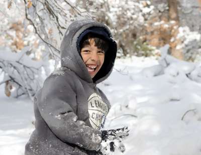 男孩 孩子 雪 快乐的 年轻 乐趣 童年 人们 微笑 人