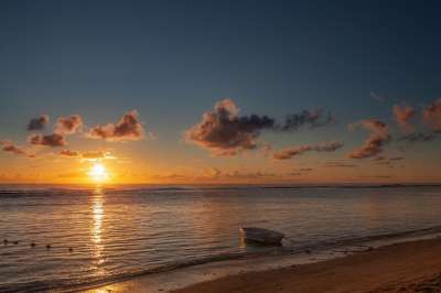 海岸日落 日落 海景 划艇 天际线 水 自然 海 夏天 日出