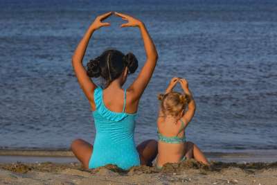 姐妹 爱 海滩 海滨 女孩们 家庭 孩子们 童年 一起 夏天