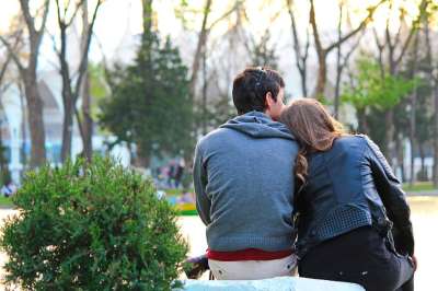 户外 公园 自然 树 人民 一对 爱情 爱 压痛 年轻女子