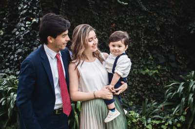 家庭 爱 婴儿 学步的儿童 母亲 父亲 男婴 携带 抱着婴儿