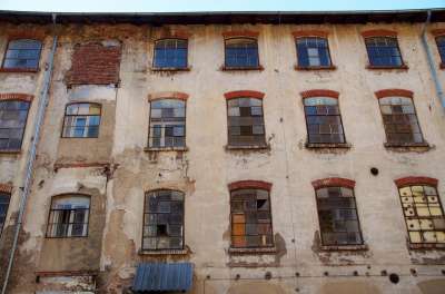 老的 建造 工厂 解体 荒凉的 破旧的 建筑学 正面 脱皮