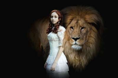 女士 狮子 猫科动物 鬃毛 凶猛的 幻想 红头发 白色的裙子 猫