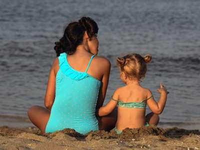 姐妹 爱 海滩 海滨 女孩们 家庭 孩子们 童年 一起 夏天