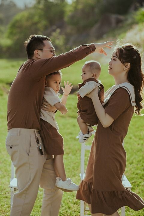 家庭 父母 孩子们 母亲 父亲 学步的儿童 婴儿 草地 幸福